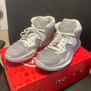 Nike Kyrie Infinity TB Wolf fGrey/White-Wolf Grey 9.5 like new